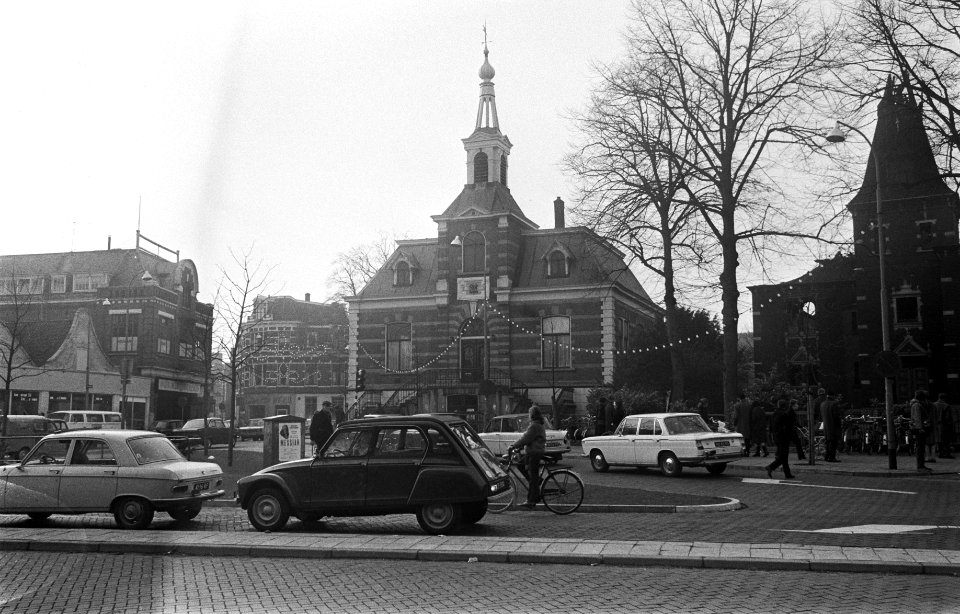 Afgebrande_kerk_en_het_oude_stadhuis,_Hilversum,_exterieur,_Bestanddeelnr_925-2169
