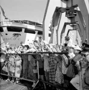 Afhalers_achter_een_dranghek_op_de_kade,_wachtend_op_een_schip_(zie_ook_255-21,_Bestanddeelnr_255-2180