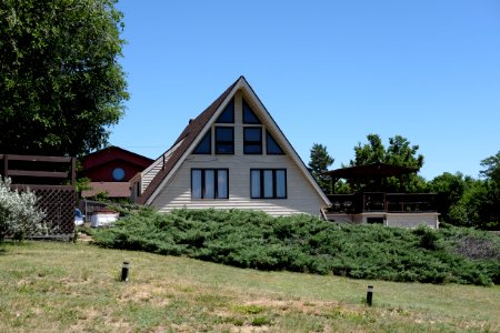 A-frame_house_on_Butler_Spaeth_Road_in_Gillette,_Wyoming