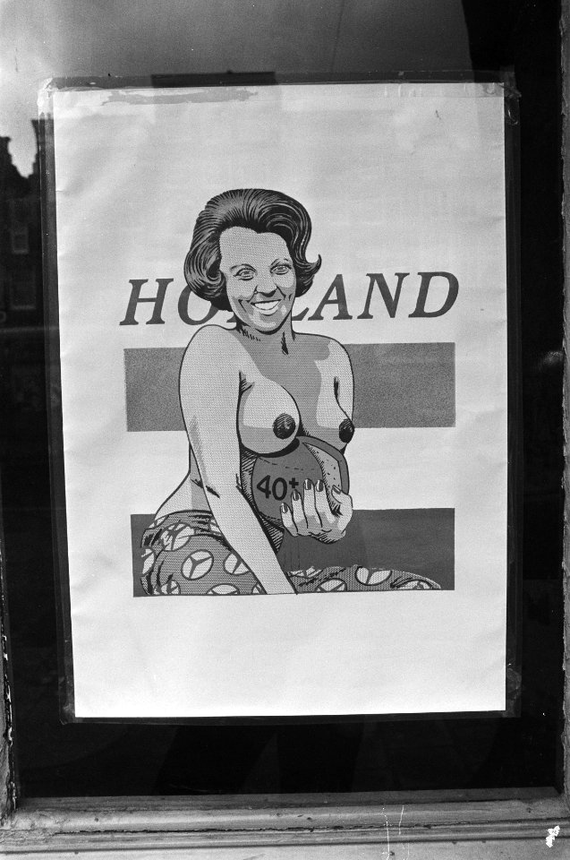 Affiche_van_Beatrix_met_(grote)_blote_borsten_()_en_40+_Edammer_kaas,_Bestanddeelnr_930-7858