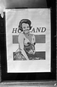 Affiche_van_Beatrix_met_(grote)_blote_borsten_()_en_40+_Edammer_kaas,_Bestanddeelnr_930-7858