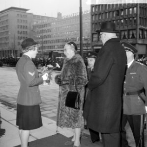 Afscheid_burgemeester_Van_Walsum_van_Rotterdam,_bloemen_aanbieden_door_agente_me,_Bestanddeelnr_917-4643