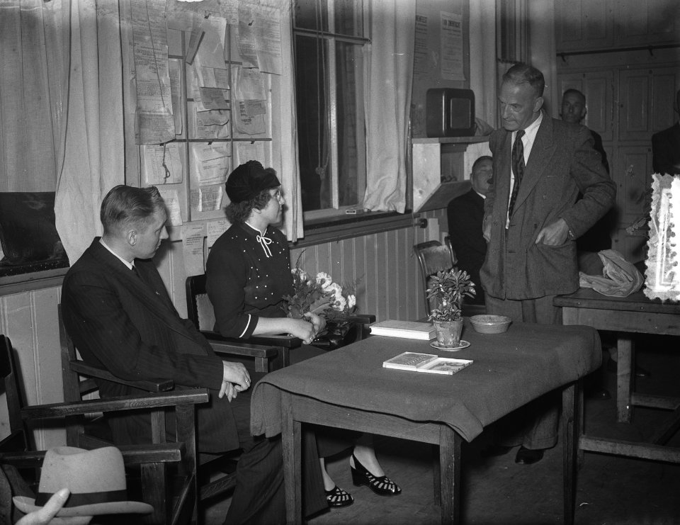 Afscheid_Ds._Uitdam_bij_politie_Amsterdam_met_Commandant_De_Vries,_Bestanddeelnr_905-2762