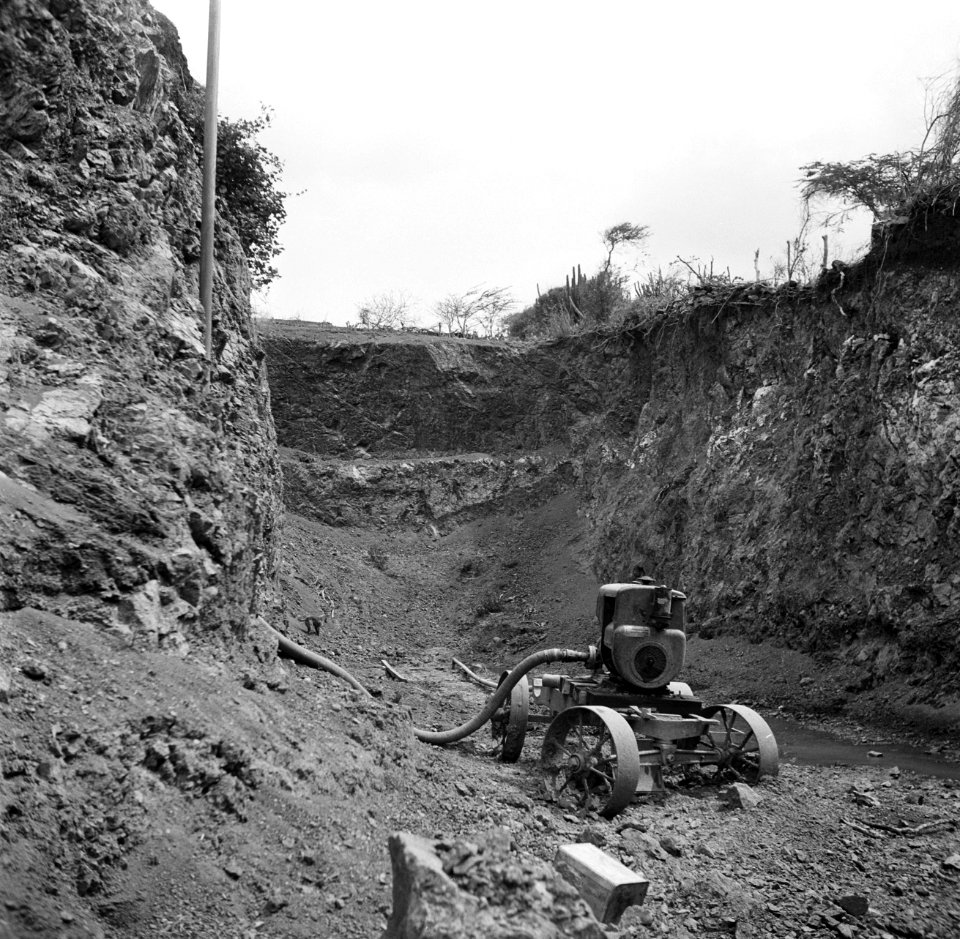 Afgraving_met_waterpomp_bij_de_plantage_San_Juan_van_Harry_Maal_op_Curaçao,_Bestanddeelnr_252-7531