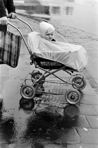Afgelopen_dagen_heeft_het_bijna_aan_een_stuk_door_geregend_kind_in_wandelwagen_met_een_regendek,_Bestanddeelnr_931-3658