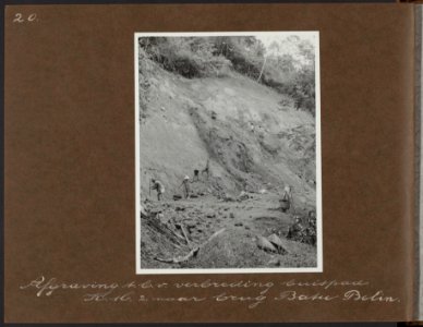 Afgraving_ten_behoeve_van_verbreding_buispad_K.M._2_naar_brug_Batu_Belin,_Bestanddeelnr_827_22