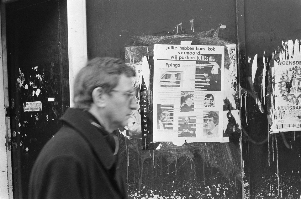 Affiche_waarop_verantwoordelijk_gestelden_voor_dood_kraker_Hans_Kok_worden_bedre,_Bestanddeelnr_933-7974