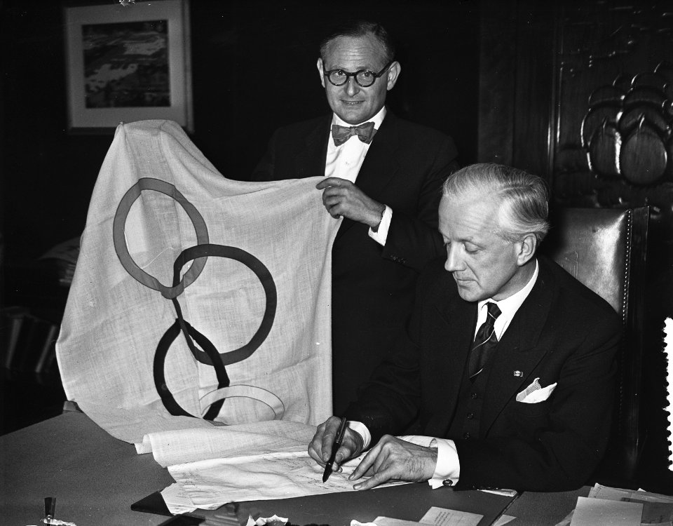 Afgezant_uit_Melbourne_met_vlag_van_olympiade_bij_Burgemeester_Amsterdam,_Bestanddeelnr_907-6154