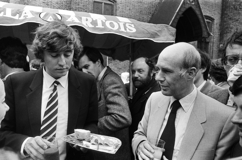 Aflsuiting_parlementair_jaar_met_barbecue_op_het_Binnenhof_Ed_Nijpels_(VVD)_lin,_Bestanddeelnr_932-2237