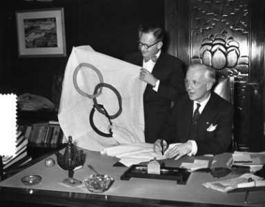 Afgezant_uit_Melbourne_met_vlag_van_olympiade_bij_Burgemeester_Amsterdam,_Bestanddeelnr_907-6152