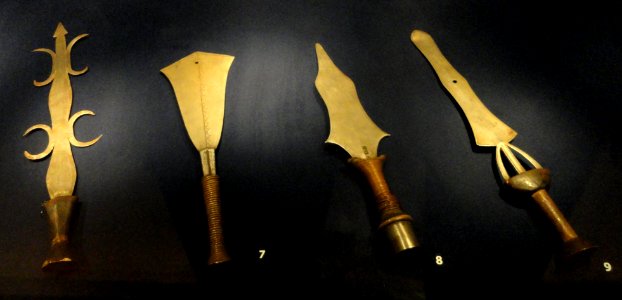 African_knives_in_in_the_Museum_of_Cultures_(Helsinki)-_DSC04943