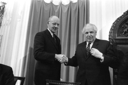 Afscheid_mr._Van_Thiel_als_voorzitter_van_Tweede_Kamer_Vondeling_(links)_en_Van…,_Bestanddeelnr_926-0809