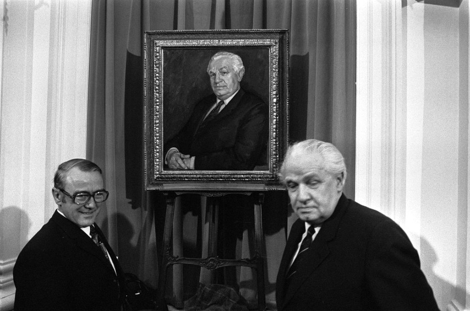 Afscheid_mr._Van_Thiel_als_voorzitter_van_Tweede_Kamer_Van_Thiel_bij_schilder,_Bestanddeelnr_926-0806