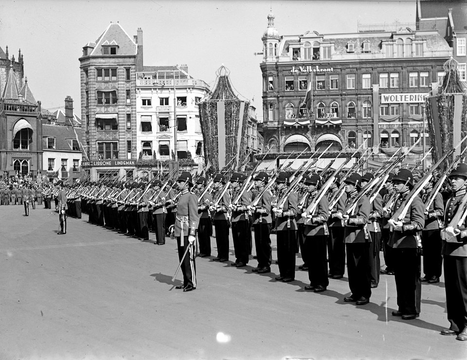 Aflossing_wacht_bij_Koninklijk_Paleis_te_Amsterdam._Fusiliers,_Bestanddeelnr_902-9939