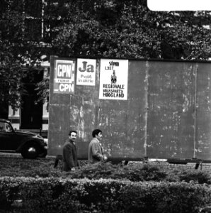 Affiches_van_de_CPN,_PvdA_en_de_Regionale_Volkspartij_Hoogland_op_een_aanplakbor,_Bestanddeelnr_926-8049
