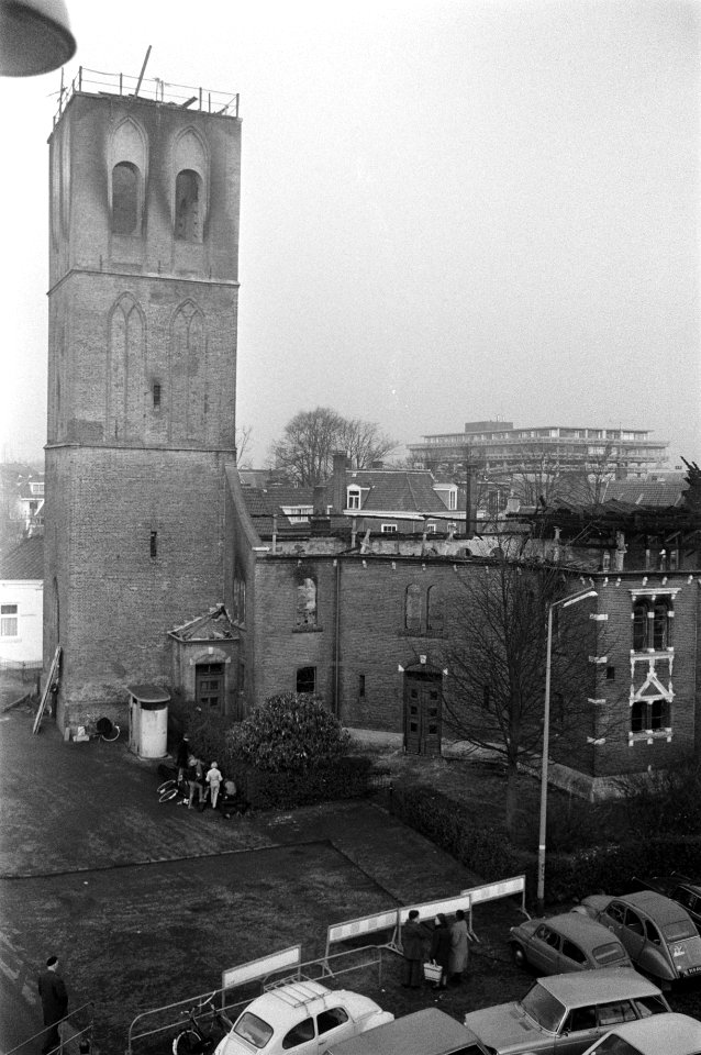 Afgebrande_kerk_en_het_oude_stadhuis,_Hilversum,_exterieur,_Bestanddeelnr_925-2174