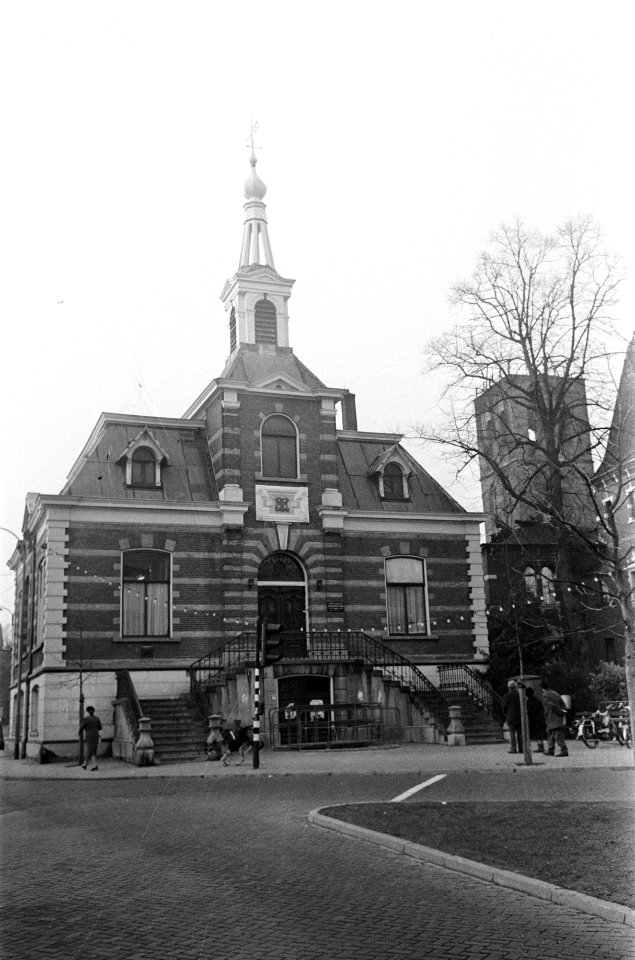 Afgebrande_kerk_en_het_oude_stadhuis,_Hilversum,_exterieur,_Bestanddeelnr_925-2168