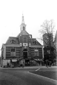 Afgebrande_kerk_en_het_oude_stadhuis,_Hilversum,_exterieur,_Bestanddeelnr_925-2168