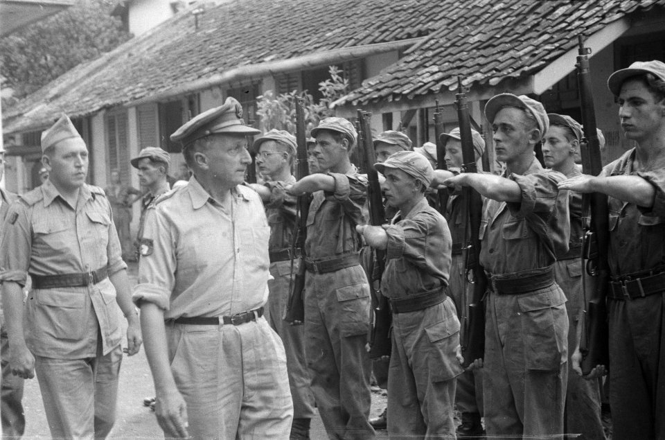 Afscheid_door_de_compagnie_2-1-8_R.I._van_kolonel_prof._dr._L.M.G._Baas_Becking…,_Bestanddeelnr_98-2-4