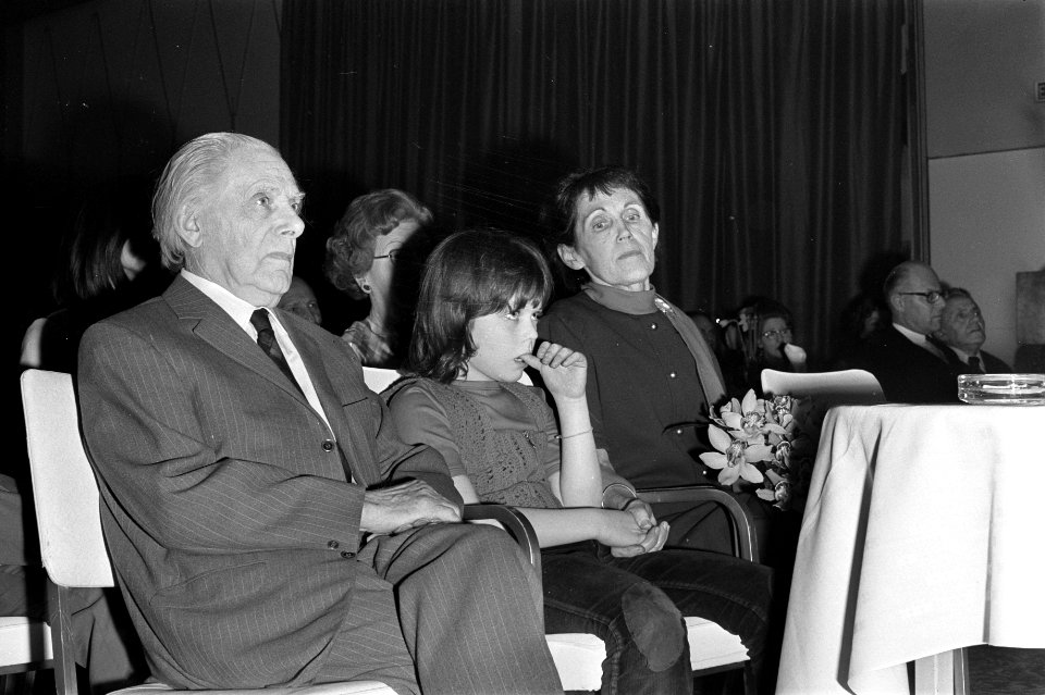 Afscheid_dr_Sajet_in_Hiltonhotel_Amsterdam_dr_Sajet_met_echtgenote_en_kleinzo,_Bestanddeelnr_925-4653