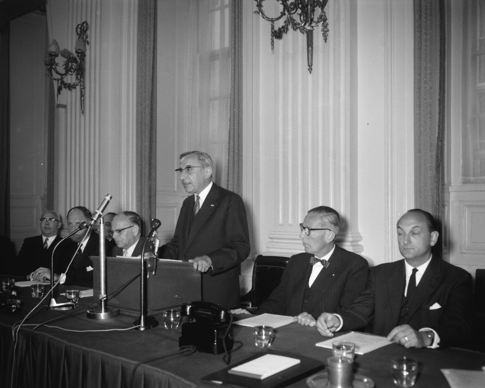 Afleggen_van_de_regeringsverklaring_in_de_Tweede_Kamer_door_Professor_De_Quay_,_,_Bestanddeelnr_910-3961
