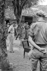 Afscheid_door_de_compagnie_2-1-8_R.I._van_kolonel_prof._dr._L.M.G._Baas_Becking…,_Bestanddeelnr_98-4-3