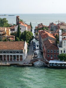 Travel canal bridge