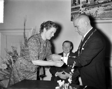 Afscheid_burgemeester_Molendijk_van_Amersfoort,_jongste_gemeenteraadslid_mevrouw,_Bestanddeelnr_912-0378