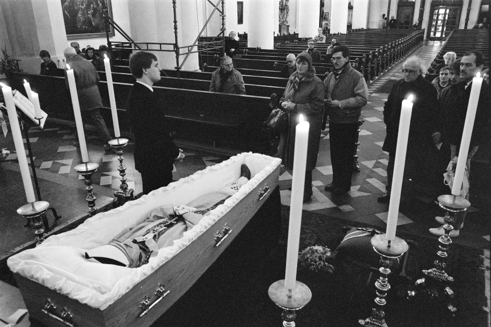 Afscheid_nemen_van_gestorven_kardinaal_Alfrink_in_Catharinakerk_in_Utrecht,_Bestanddeelnr_934-1566