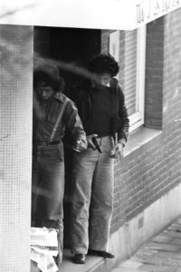 Afloop_gijzeling_in_Consulaat_in_Amsterdam_Zuidmolukkers_halen_zelf_eten_binnen,_Bestanddeelnr_928-3317