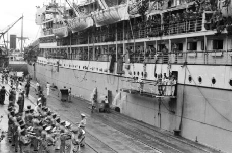 Aflossingstroepen,_Priok._Op_2_maart_1948_arriveerde_de_Nieuw_Holland_met_1700,_Bestanddeelnr_1559A-1-2