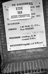 Affiches_aan_alle_Amsterdamse_kerken,_de_krijtberg_aan_de_Singel,_Bestanddeelnr_920-0114