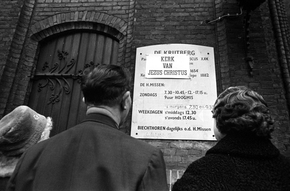 Affiches_aan_alle_Amsterdamse_kerken,_van_jongeren_van_verschillende_kerken,_Bestanddeelnr_920-0113
