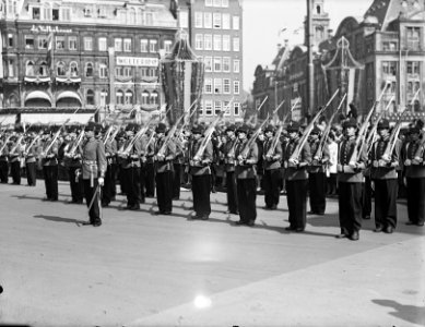 Aflossing_wacht_bij_Paleis._Grenadiers,_Bestanddeelnr_902-9940