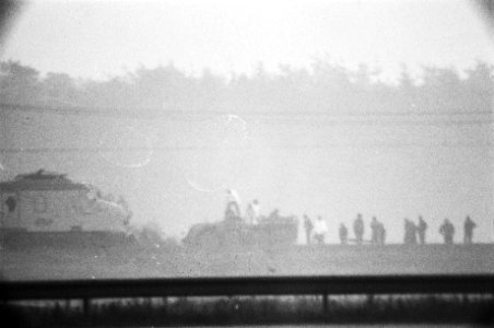 Afloop_gijzeling_bij_De_Punt_na_actie_mensen_bij_trein_met_brancards,_Bestanddeelnr_929-2214