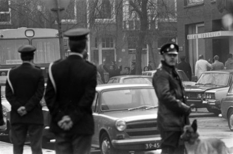 Afloop_gijzeling_in_Consulaat_in_Amsterdam_gijzelaars_komen_juichend_naar_buite,_Bestanddeelnr_928-3321