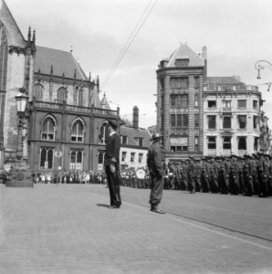 Aflossen_van_de_wacht_op_de_Dam,_Bestanddeelnr_901-7424