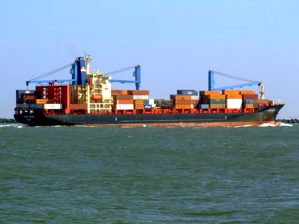 Aenne_Rickmers_p08_approaching_Port_of_Rotterdam,_Holland_19-Apr-2007