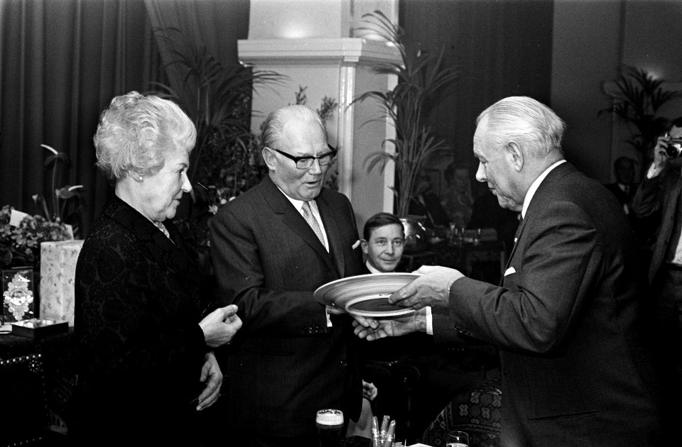 Afscheidsreceptie_hr._Heijn_,_directeur_Horecabedrijf_Olympisch_Stadion_._Hr._He,_Bestanddeelnr_923-1116