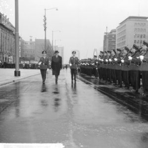 Afscheid_burgemeester_Van_Walsum_van_Rotterdam,_inspecteren_erewacht_politie,_Bestanddeelnr_917-4646