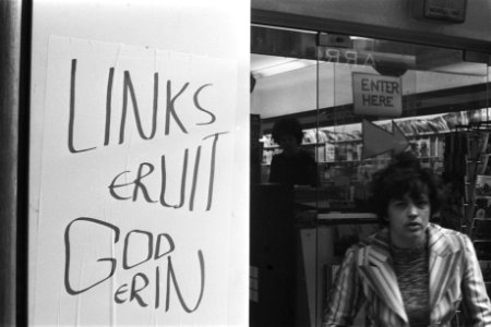 Affiche_in_Kalverstraat_Links_eruit_God_erin_als_variant_op_de_CPN-affiche,_Bestanddeelnr_929-1812