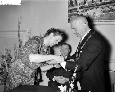 Afscheid_burgemeester_Molendijk_van_Amersfoort,_jongste_gemeenteraadslid_mevrouw,_Bestanddeelnr_912-0377