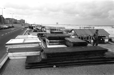 Afgebroken_strandtent_ligt_klaar_om_opgeborgen_te_worden_na_het_zomerseizoen,_Bestanddeelnr_932-6944