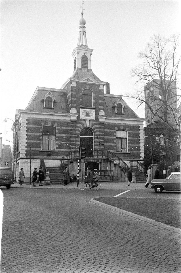 Afgebrande_kerk_en_het_oude_stadhuis,_Hilversum,_exterieur,_Bestanddeelnr_925-2175