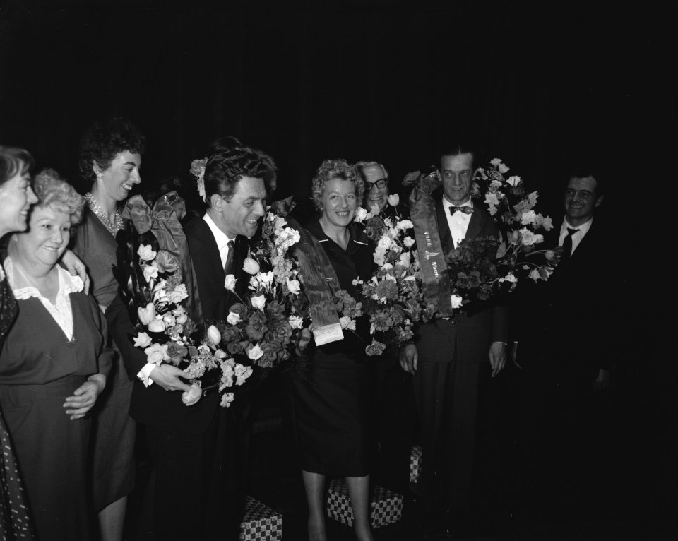 Afscheid_Familie_Doorsnee_in_de_Kleine_Zaal_van_het_Concertgebouw_vlnr._Lia_Do,_Bestanddeelnr_909-4983