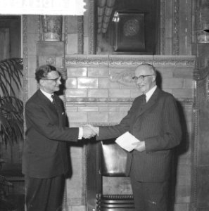 Afscheid_directeur_Stadsontwikkeling_te_Amsterdam_Burgemeester_van_Walsum_(r)_,_Bestanddeelnr_912-4891