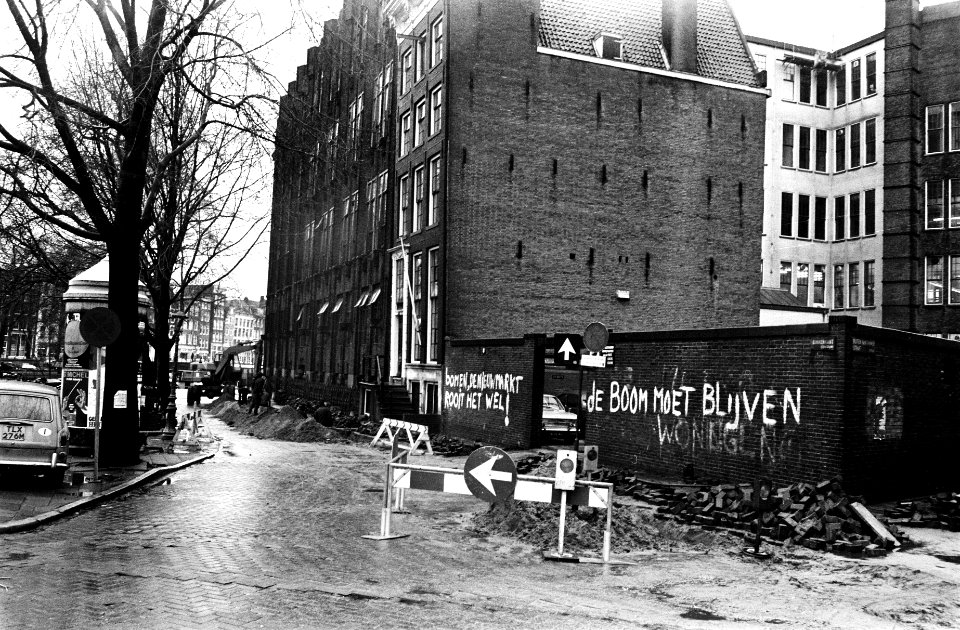 Affiches_en_teksten_in_door_metro_bedreigde_Nieuwmarktbuurt_in_Amsterdam_met_an,_Bestanddeelnr_927-6376