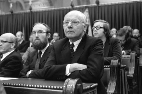 Afscheid_mr._Van_Thiel_als_voorzitter_van_Tweede_Kamer_nummer_16_en_17_Vondelin…,_Bestanddeelnr_926-0813