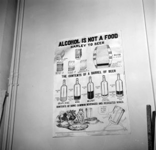 Affiche_dat_de_voedingswaarde_van_alcohol_-_ten_opzichte_van_voedsel_-weergeeft,_Bestanddeelnr_254-0059