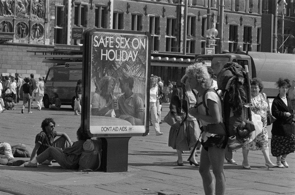 Affiches_waarschuwen_vakantieganger_in_Amsterdam_tegen_Aids_(bij_CS),_Bestanddeelnr_934-2974